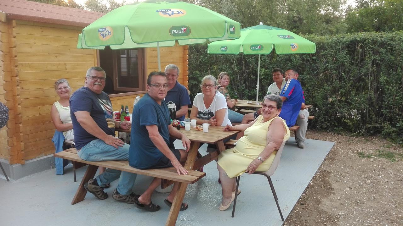 Camping Loisirs Des Groux Mousseaux-sur-Seine Luaran gambar