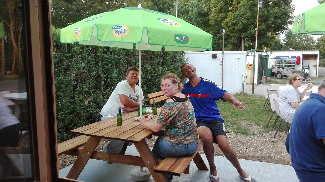 Camping Loisirs Des Groux Mousseaux-sur-Seine Luaran gambar